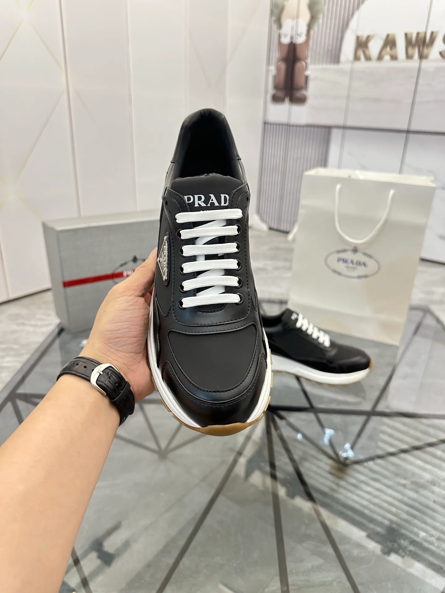 Men's shoes: 💰P580¥ High-end top quality Product trademark: Prada *"Prada*" low-top casual shoes Regular size: 38-45 (can be customized to 46) Product materials: imported first-layer cowhide stitching breathable mesh upper, water-dyed cowhide lining, cowhide foot pads, original ultra-light foam outsole. No.: 001